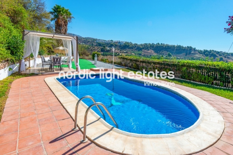 Alquiler de invierno 2025/26. Villa muy privada con piscina y jardines en Frigiliana