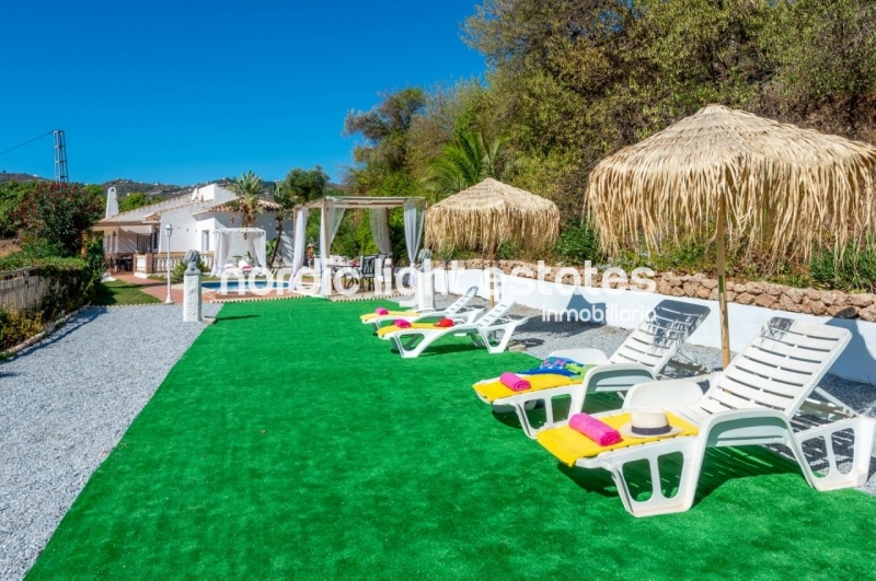 Alquiler de invierno 2025/26. Villa muy privada con piscina y jardines en Frigiliana