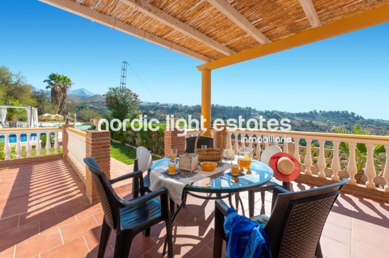 Alquiler de invierno 2025/26. Villa muy privada con piscina y jardines en Frigiliana