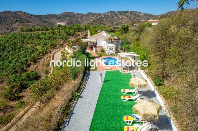 Alquiler de invierno 2025/26. Villa muy privada con piscina y jardines en Frigiliana