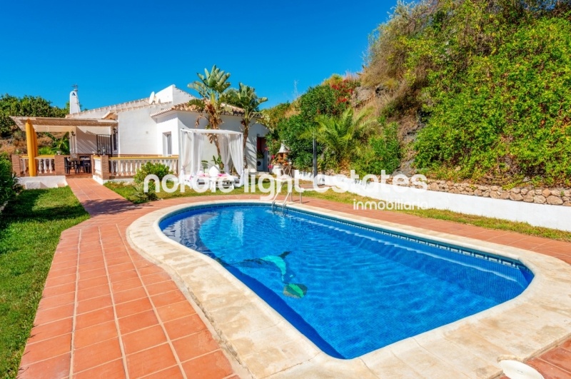 Alquiler de invierno 2025/26. Villa muy privada con piscina y jardines en Frigiliana