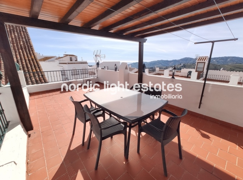 Pretty townhouse with lovely roof terrace in the heart of Frigiliana 