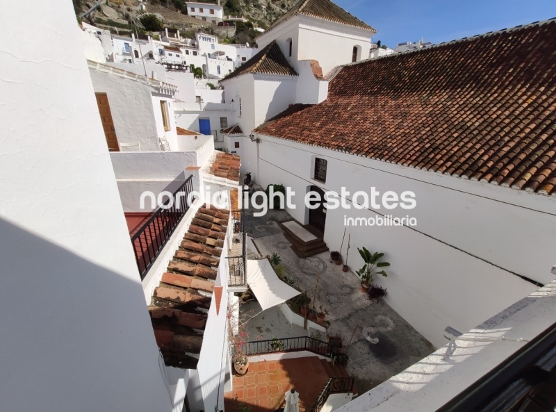 Pretty townhouse with lovely roof terrace in the heart of Frigiliana 