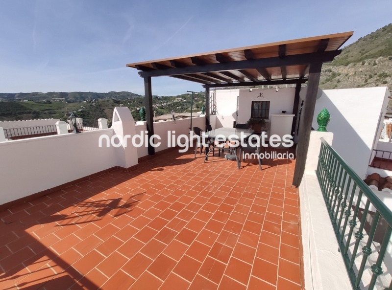 Pretty townhouse with lovely roof terrace in the heart of Frigiliana 
