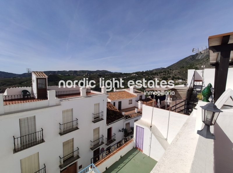 Pretty townhouse with lovely roof terrace in the heart of Frigiliana 