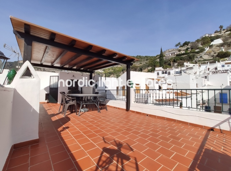 Pretty townhouse with lovely roof terrace in the heart of Frigiliana 
