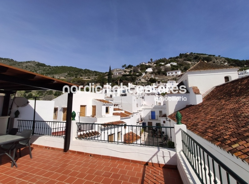 Pretty townhouse with lovely roof terrace in the heart of Frigiliana 
