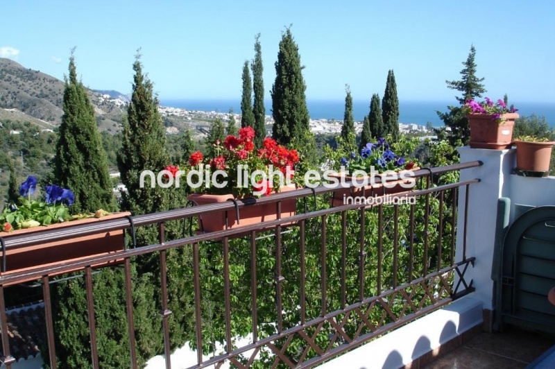 Villa with lovely garden + 4 garages in Frigiliana 