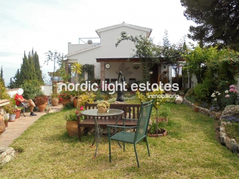 Villa with lovely garden + 4 garages in Frigiliana 