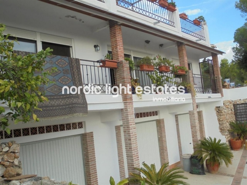 Villa with lovely garden + 4 garages in Frigiliana 