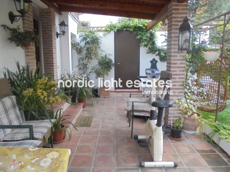 Villa with lovely garden + 4 garages in Frigiliana 