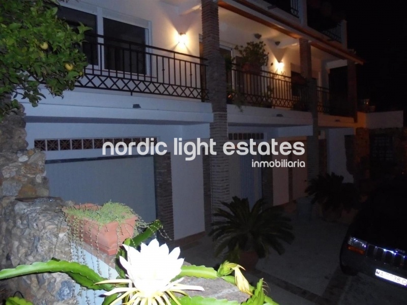 Villa with lovely garden + 4 garages in Frigiliana 