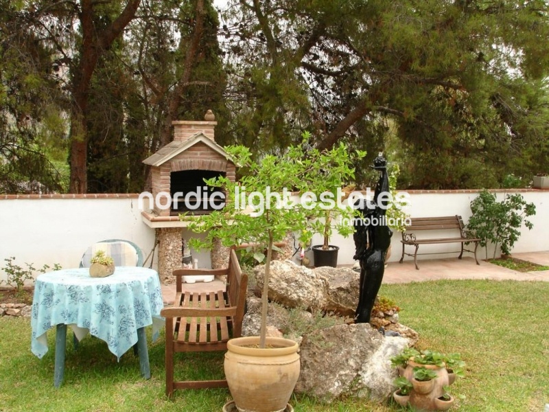 Villa with lovely garden + 4 garages in Frigiliana 