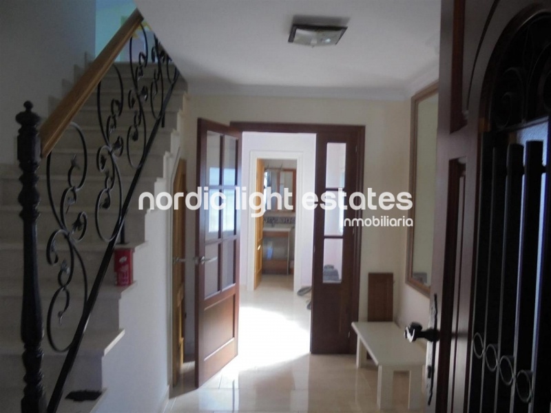 Villa with lovely garden + 4 garages in Frigiliana 