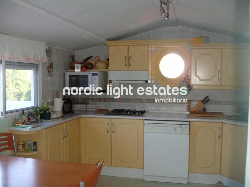 Villa with lovely garden + 4 garages in Frigiliana 