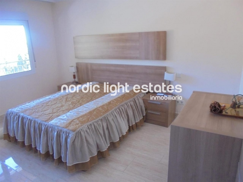Villa with lovely garden + 4 garages in Frigiliana 