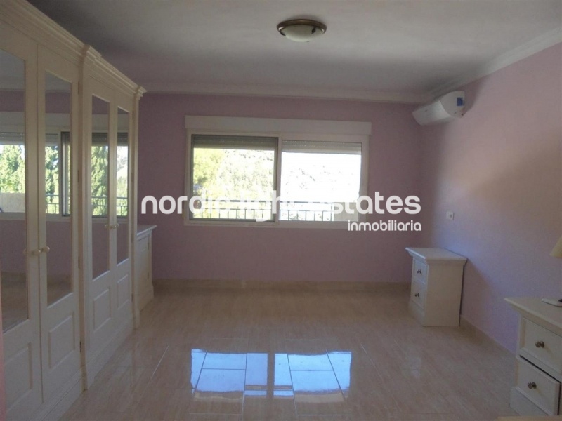 Villa with lovely garden + 4 garages in Frigiliana 