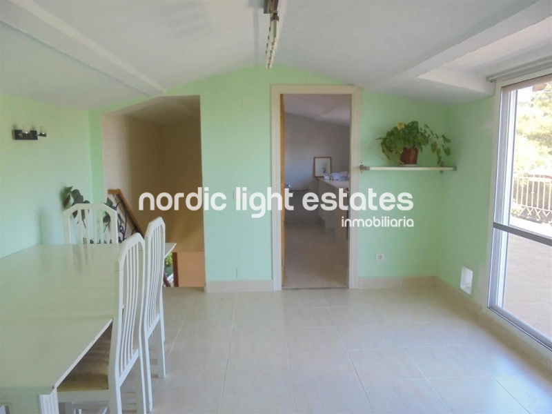 Villa with lovely garden + 4 garages in Frigiliana 