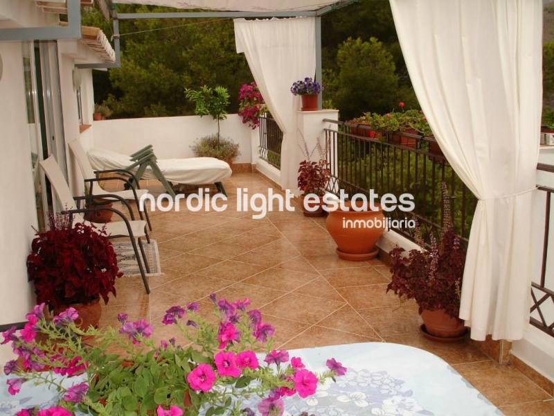 Villa with lovely garden + 4 garages in Frigiliana 