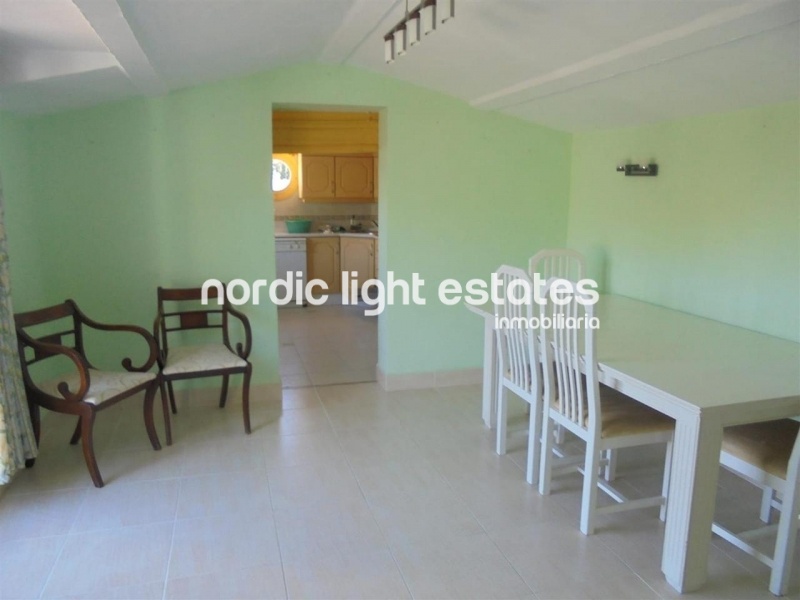 Villa with lovely garden + 4 garages in Frigiliana 