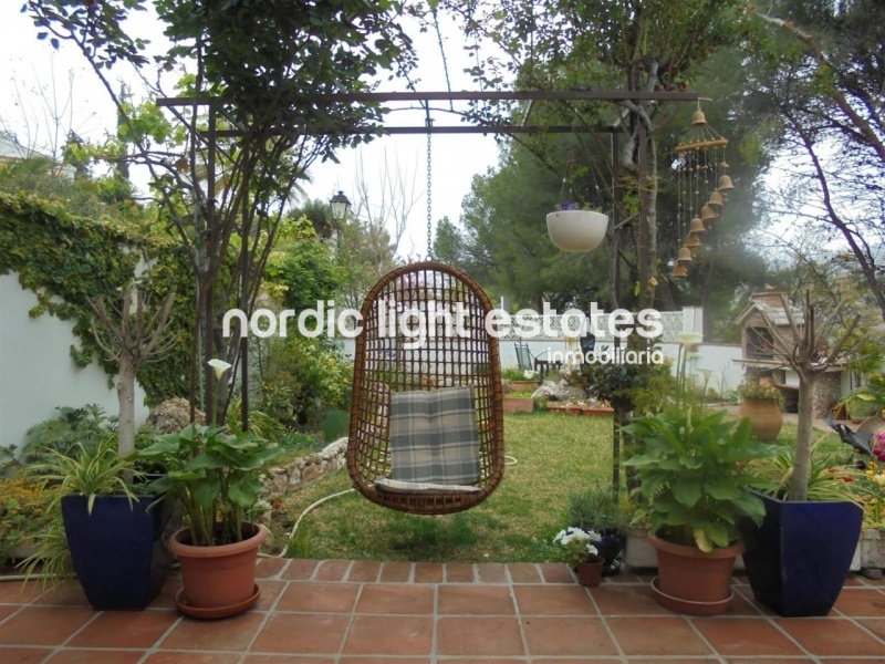 Villa with lovely garden + 4 garages in Frigiliana 