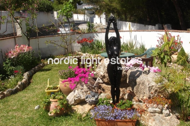 Villa with lovely garden + 4 garages in Frigiliana 