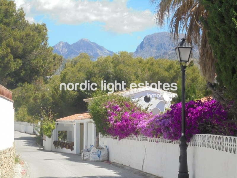 Villa with lovely garden + 4 garages in Frigiliana 
