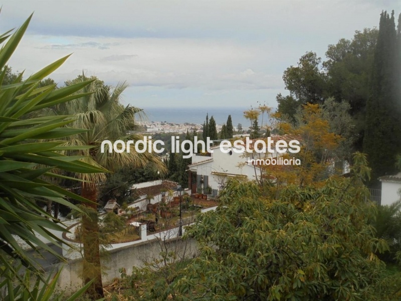 Villa with lovely garden + 4 garages in Frigiliana 