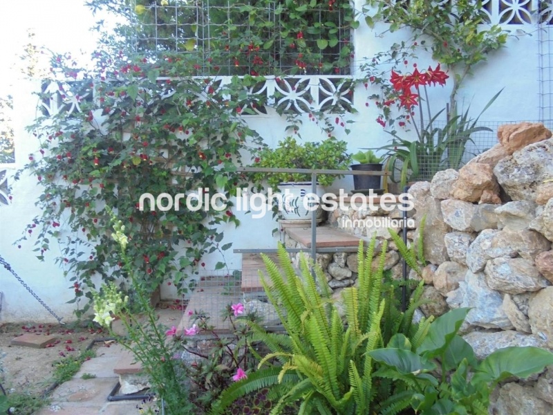 Villa with lovely garden + 4 garages in Frigiliana 