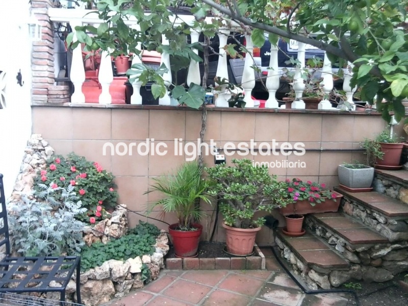 Villa with lovely garden + 4 garages in Frigiliana 