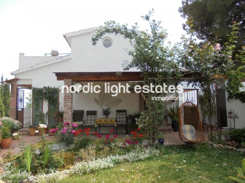 Villa with lovely garden + 4 garages in Frigiliana 
