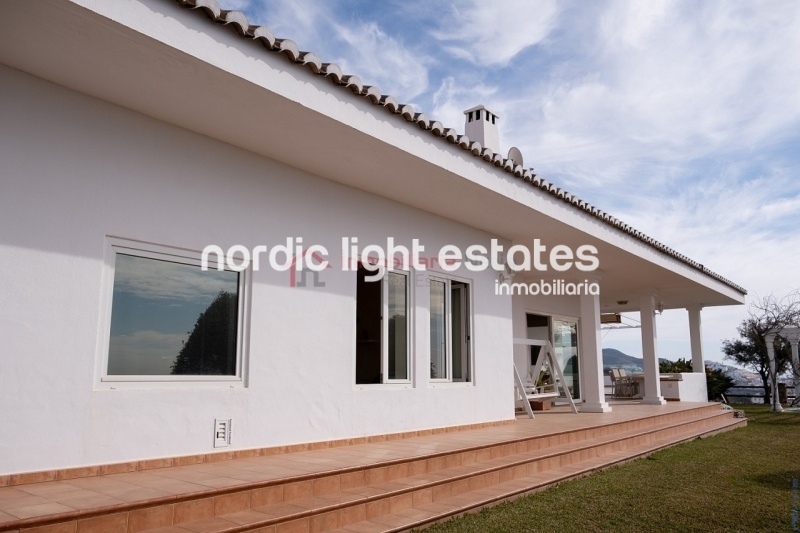 Propiedades similares Villa con gym, garaje, jacuzzi y jardines en Torrox Costa