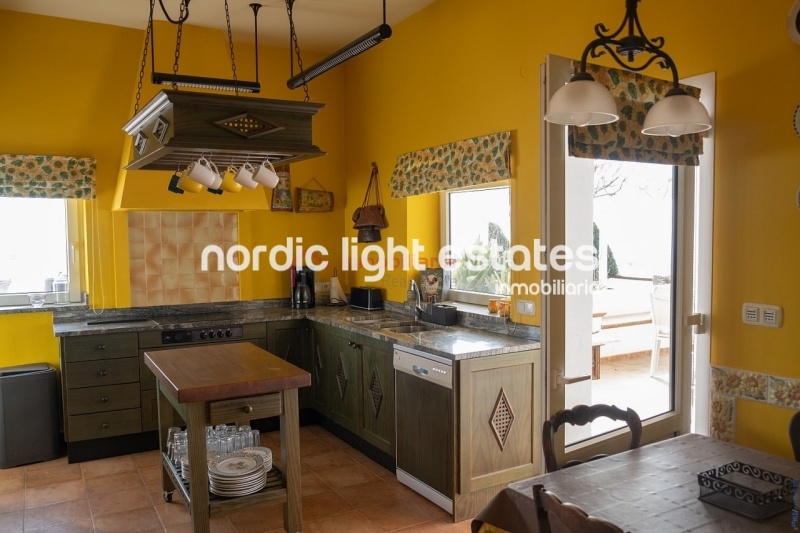 Propiedades similares Villa con gym, garaje, jacuzzi y jardines en Torrox Costa