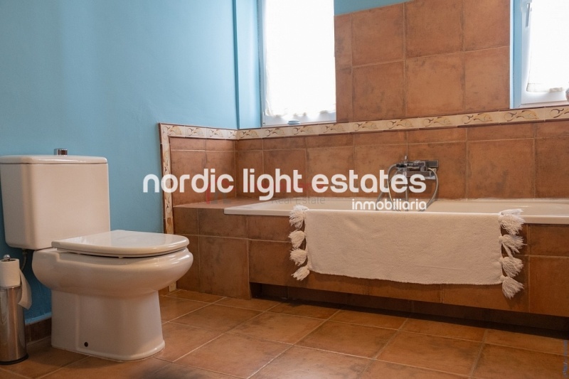 Propiedades similares Villa con gym, garaje, jacuzzi y jardines en Torrox Costa