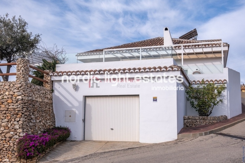 Propiedades similares Villa con gym, garaje, jacuzzi y jardines en Torrox Costa