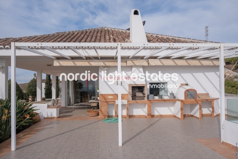 Propiedades similares Villa con gym, garaje, jacuzzi y jardines en Torrox Costa