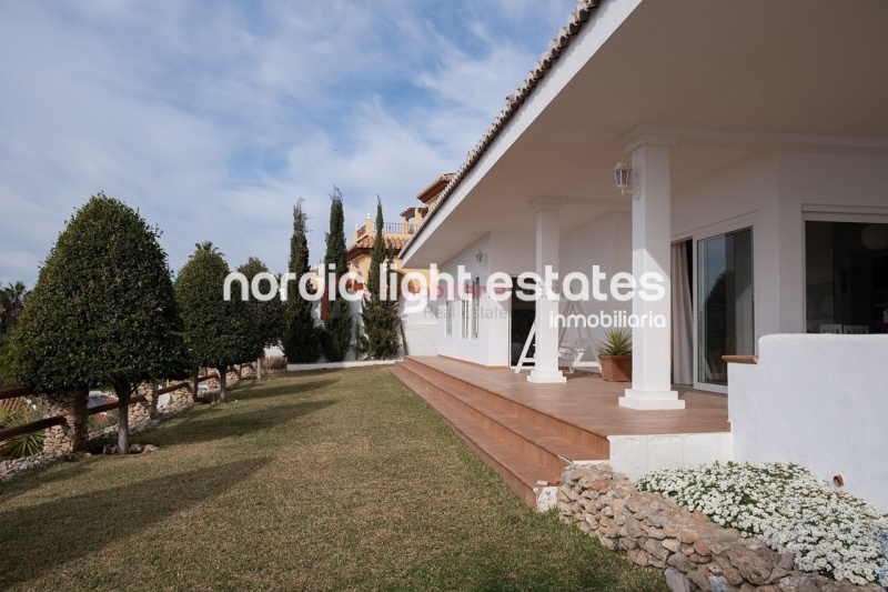 Propiedades similares Villa con gym, garaje, jacuzzi y jardines en Torrox Costa
