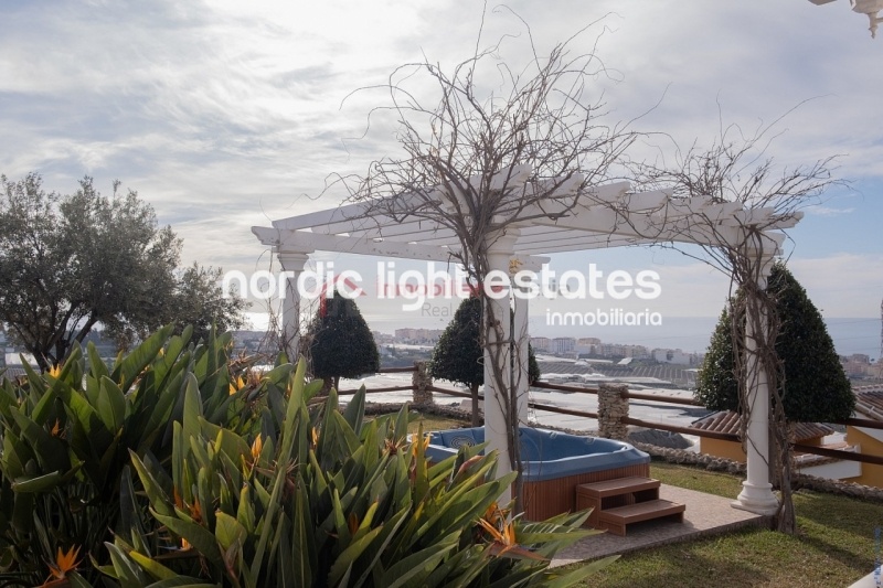 Propiedades similares Villa con gym, garaje, jacuzzi y jardines en Torrox Costa