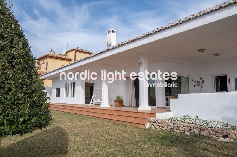 Propiedades similares Villa con gym, garaje, jacuzzi y jardines en Torrox Costa