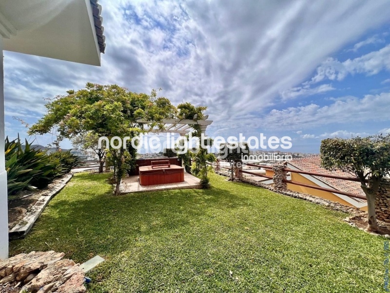 Propiedades similares Villa con gym, garaje, jacuzzi y jardines en Torrox Costa
