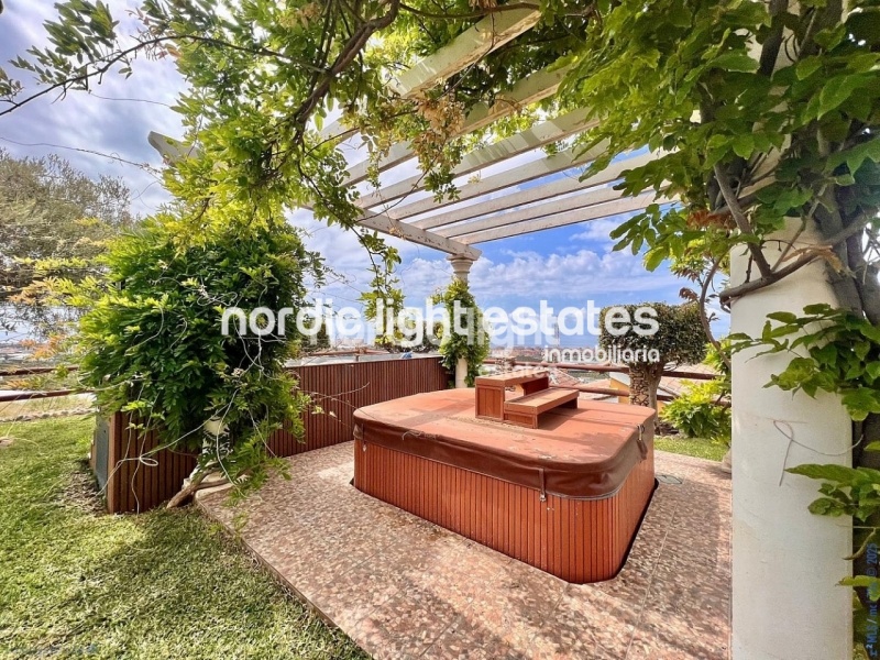 Propiedades similares Villa con gym, garaje, jacuzzi y jardines en Torrox Costa