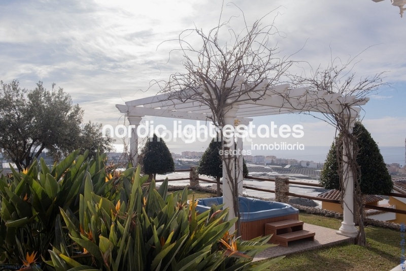 Propiedades similares Villa con gym, garaje, jacuzzi y jardines en Torrox Costa