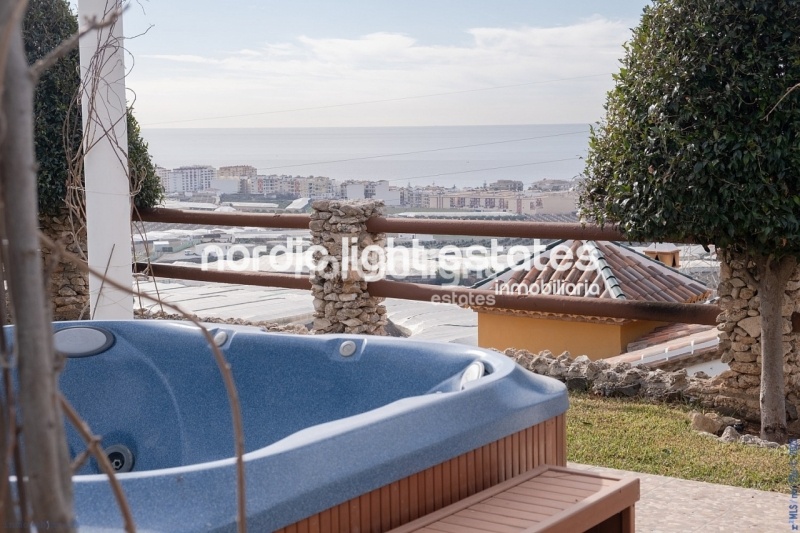 Propiedades similares Villa con gym, garaje, jacuzzi y jardines en Torrox Costa