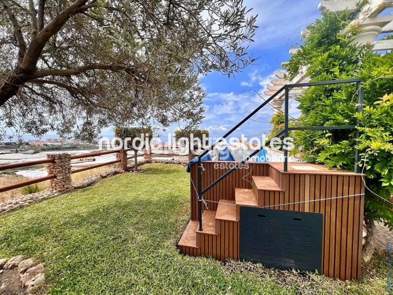 Propiedades similares Villa con gym, garaje, jacuzzi y jardines en Torrox Costa