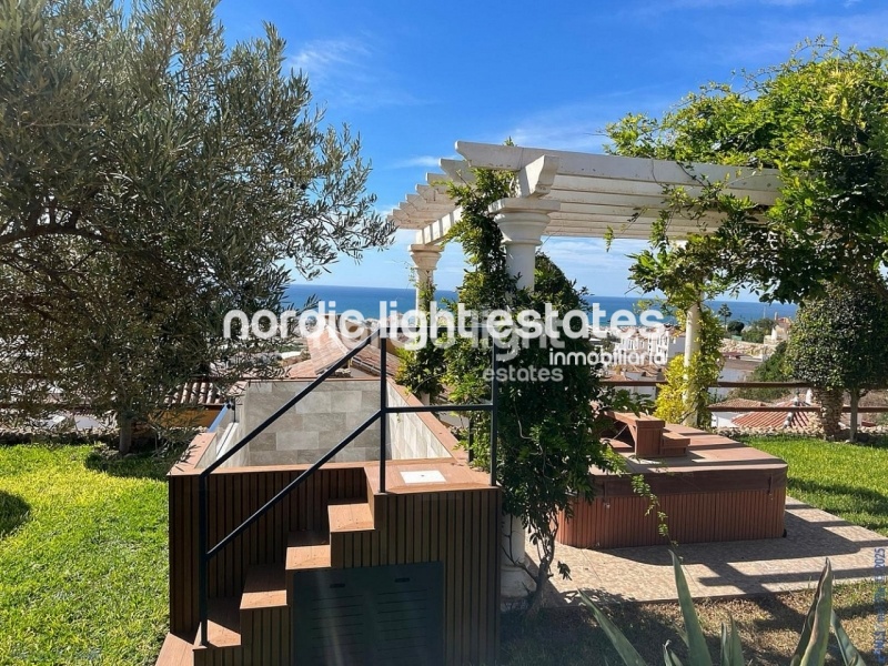 Propiedades similares Villa con gym, garaje, jacuzzi y jardines en Torrox Costa