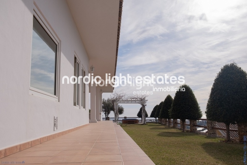 Propiedades similares Villa con gym, garaje, jacuzzi y jardines en Torrox Costa