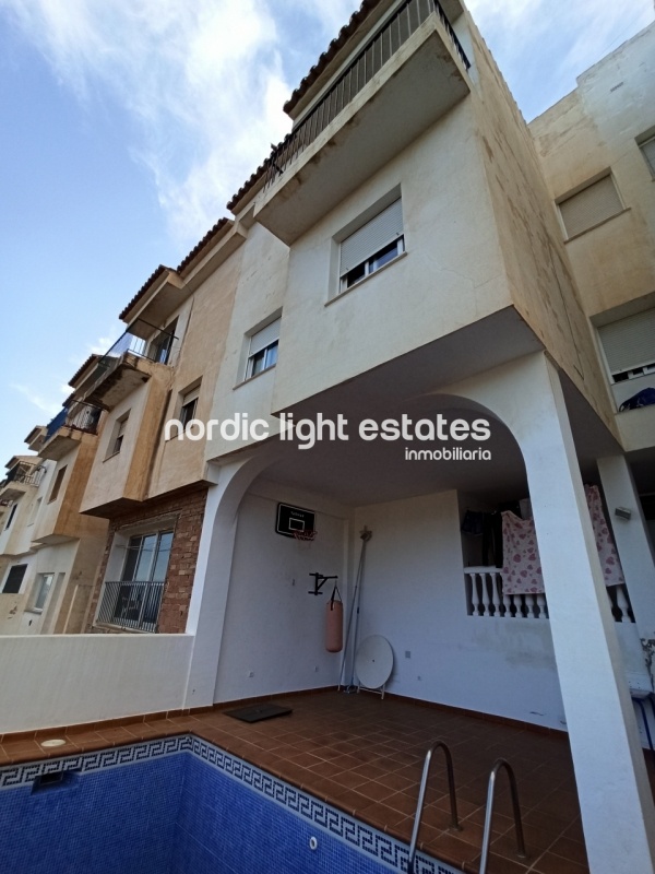 Casa adosada con piscina privada en Frigiliana
