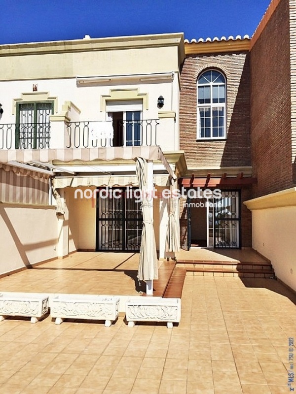 Very big terraced house with a garage for 2 cars 