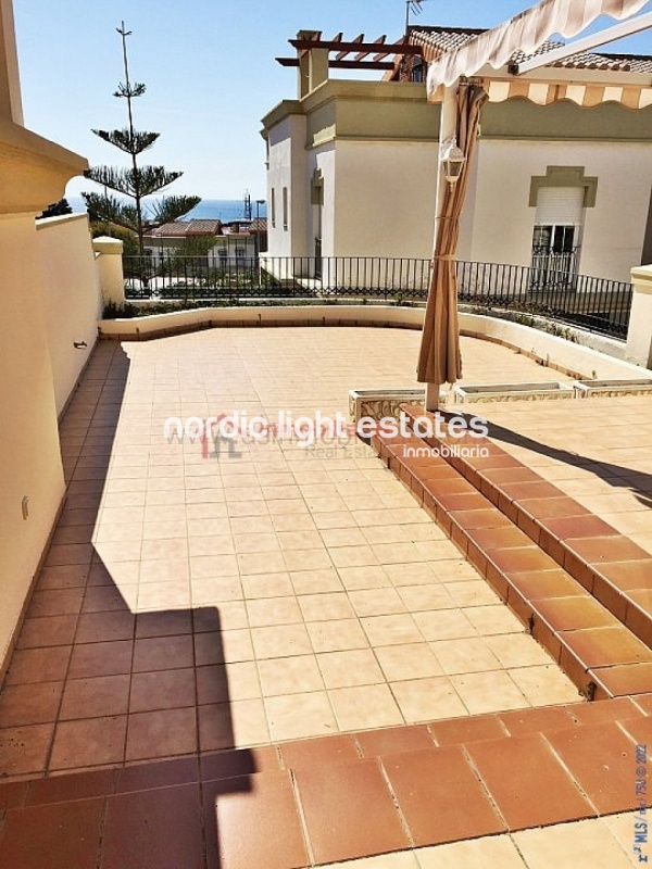 Very big terraced house with a garage for 2 cars 