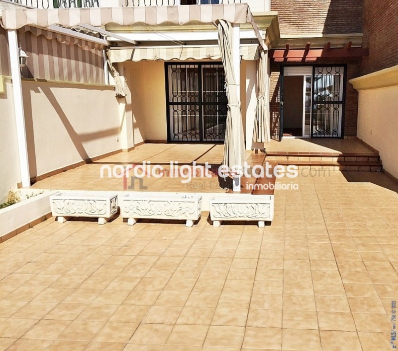 Very big terraced house with a garage for 2 cars 